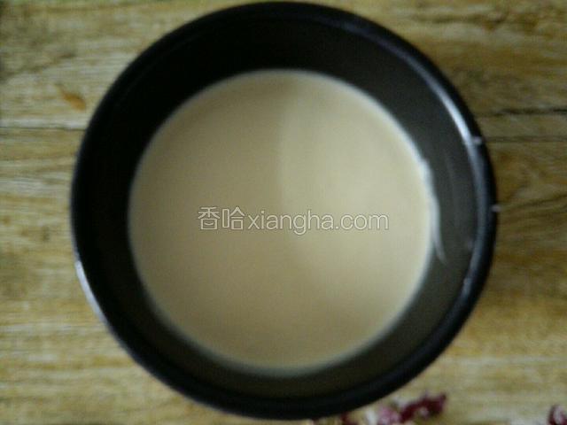 在倒入一层慕斯糊，在重复10-11步骤，送入冰箱冷藏6小时即可，脱模用温毛巾吾一吾周边轻松脱模。