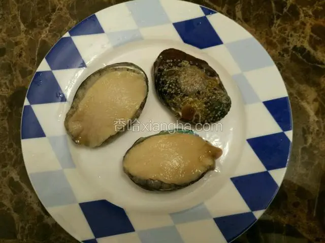 先把鲍鱼和壳分离，用牙刷清洗鲍鱼的边缘，去除鲍鱼的内脏，清洗干净待用～