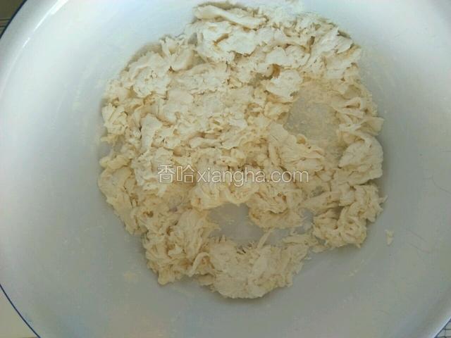 面粉倒入面盆，倒入饮用水，用手或许筷子搅成絮状，一边倒水一边搅。