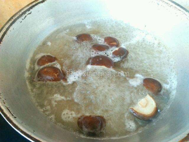 香菇去蒂，对半切开，焯水，多煮一会，约3-5分钟。