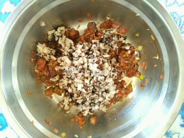 图4的香菇剁碎倒入图6的容器，顺时针搅拌均匀。