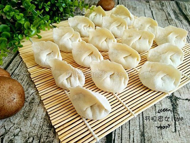 依次包完所有饺子，煮熟就可以吃了。