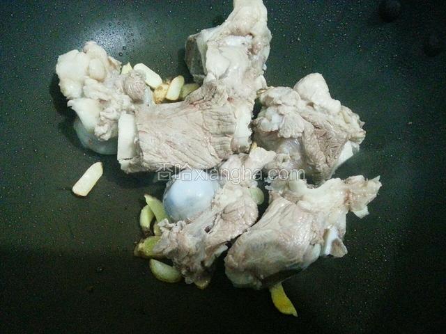 锅里放入少许油，放入姜片，蒜和筒骨，开始翻炒