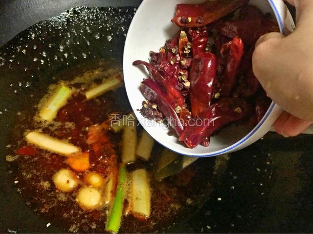 倒入干辣椒，干花椒、炒五六分钟，火不要太大，中火就可以了