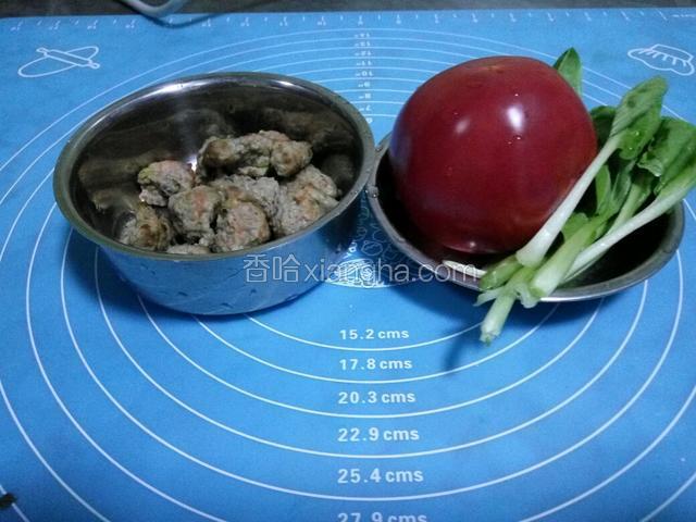 准备丸子汤要用的食材