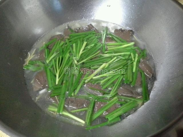 加入韭菜煮2分钟撒少许胡椒粉和盐调味