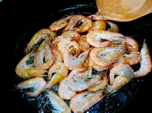 炒锅热油，放鲜虾煸炒，炒至出虾油，虾身酥酥的盛出备用