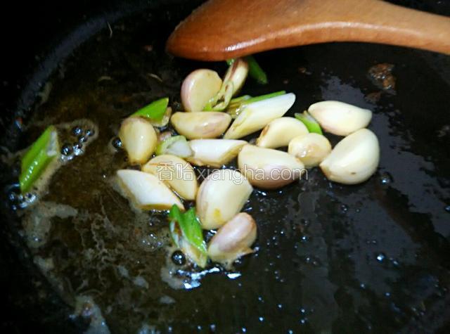 用虾油煸炒葱姜蒜，炒出香味