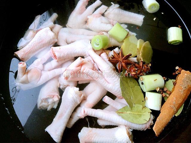 锅中加水，倒入凤爪和调料