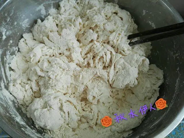 用筷子搅着慢慢的倒水