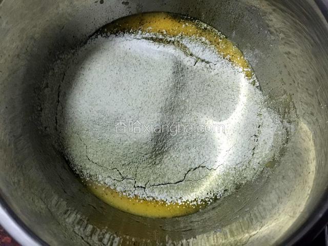 快速翻拌均匀，不要划圈以免起筋，用刮刀翻拌