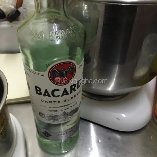 加入边搅边倒糖浆快速打发.➕朗姆酒