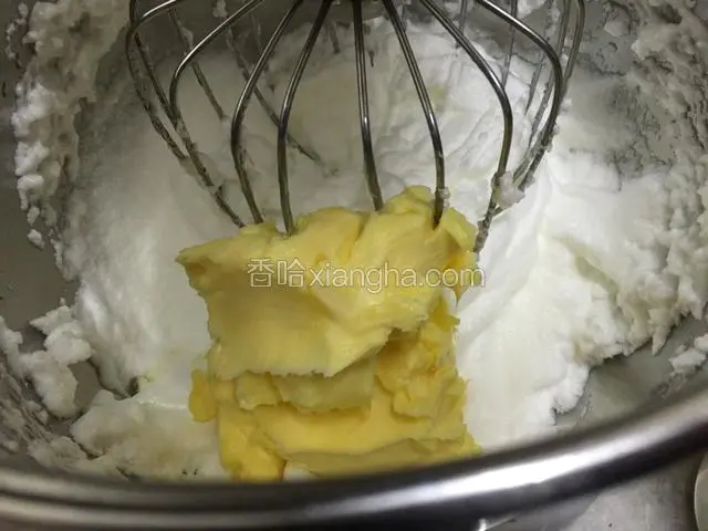 加入揉光滑的黄油.打发的时候像豆腐渣.但是慢慢打发就光滑了.