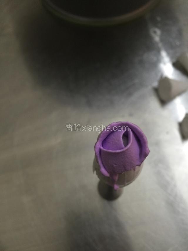 手腕做从下往上绕圈动作.挤三瓣包头