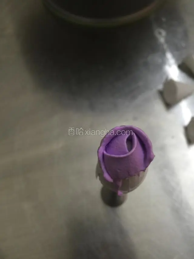 手腕做从下往上绕圈动作.挤三瓣包头