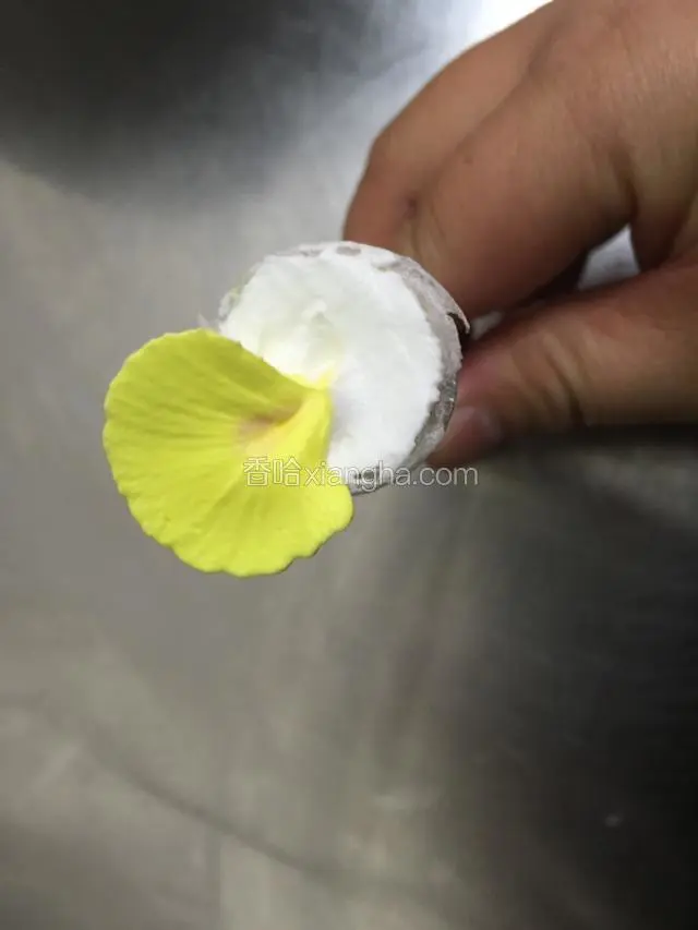 五瓣花：大口米托向上.中间填满.同样花嘴找一个点斜45度角.从中心点向外抖着挤.一圈回到原点.挤五瓣即可