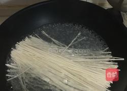 鸡蛋挂面煎饼的做法图解1