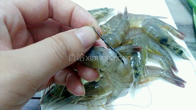 虾洗干净，去掉虾肠