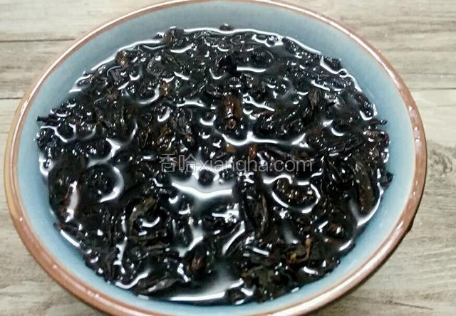 把茶叶用热水泡开