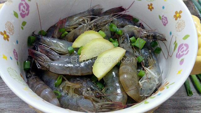 把虾虾小许老种葱姜，和泡茶的水，腌制十分钟