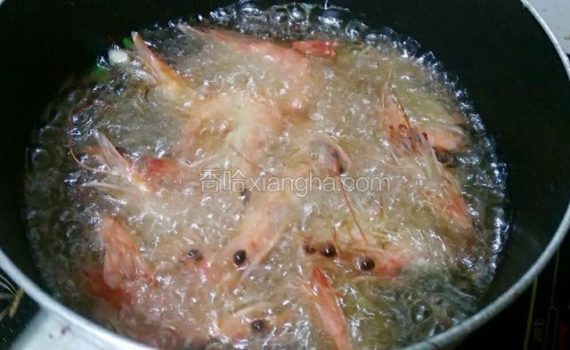 把虾沥干水，放油锅炸至变色捞起