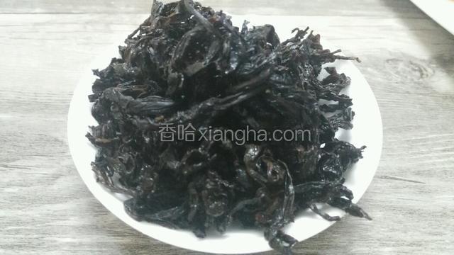 把茶叶沥干水