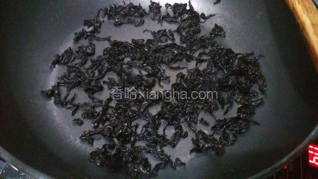 干锅放入茶叶，用小火炒掉水份