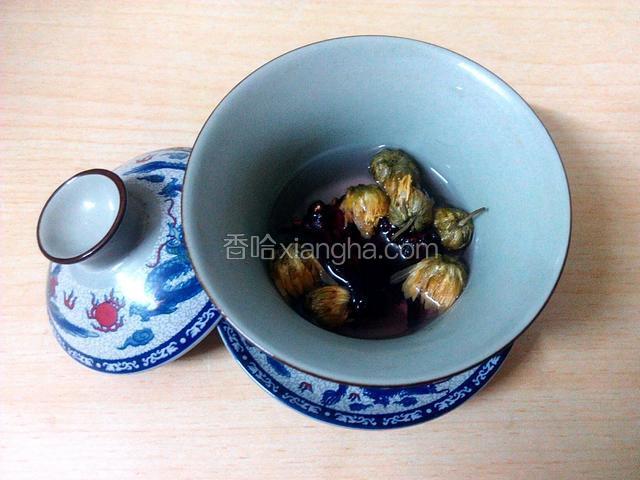 把洛神花、菊花、放入杯中、倒入开水、盖上杯盖轻轻摇一摇、倒掉、（洗茶）