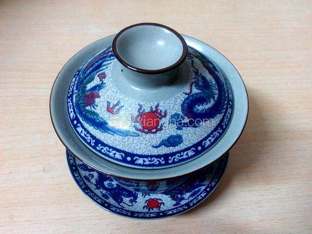 盖上杯盖、焖上3-5分钟、搅匀即可饮用、（第一泡茶无需泡太久、不然花茶过浓味酸、可重复冲泡、颜色变浅为止）