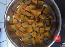 Illustration of how to make pumpkin rose steamed buns 3