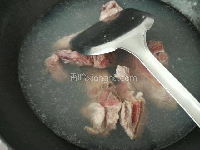 水烧开排骨灼水后再清洗干净；