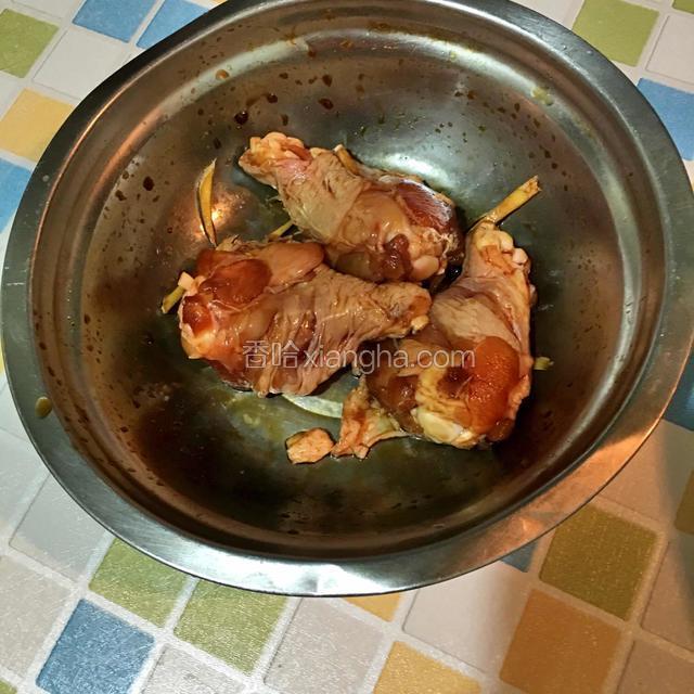 鸡腿洗净用刀划几道口，放入碗中加料酒，盐，生抽，鸡精，姜丝腌制半个小时
