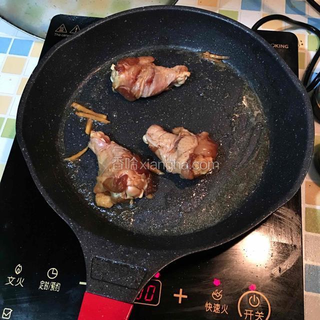 平底锅烧热，放入腌制好的小鸡腿