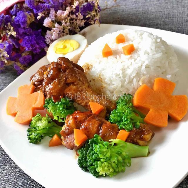 盘中盛入米饭，摆上煮好的鸡腿，再配上半个鸡蛋和蔬菜即可