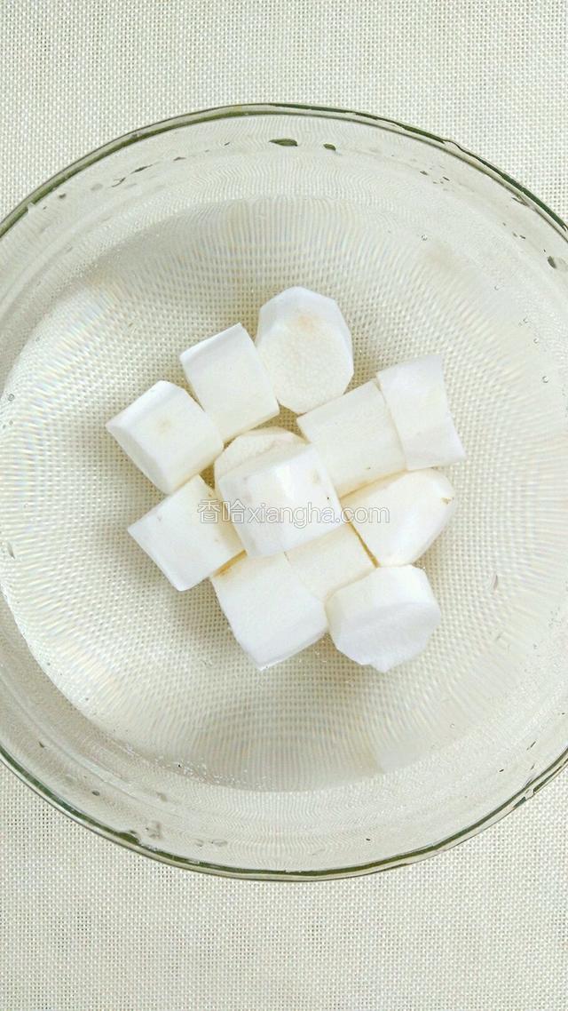 山药刨皮后切小块,浸泡在清水中以防变色。