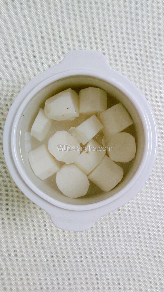 倒入适量的水,盖上盖子,放入电炖盅里面小火慢炖两小时。