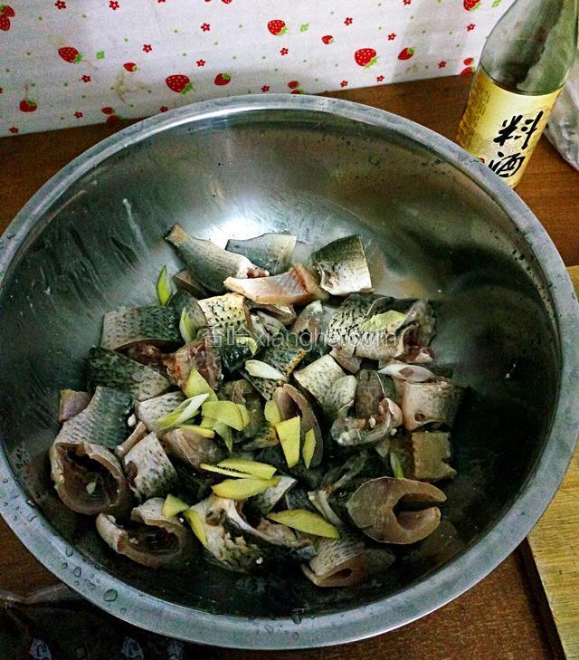 先放入酸菜鱼调料里的白色包，是专门腌鱼的，我步骤图第一张里有。然后放入葱姜蒜腌制，再倒入大概5勺料酒去腥！