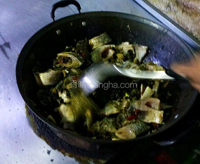 腌制半小时以后！锅里烧油，放入葱姜蒜爆香，酸菜鱼调料包下锅，下腌好的鱼，翻炒两下。