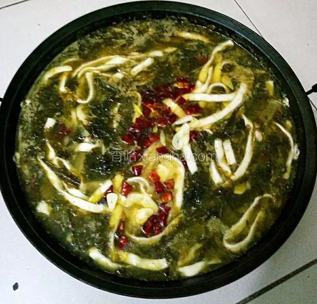 另起一锅，烧油！油七成热时，把提前准备好的蒜片，干红辣椒放碗里，淋油，出香味后撒至锅里，一锅香喷喷的酸菜鱼就好啦！