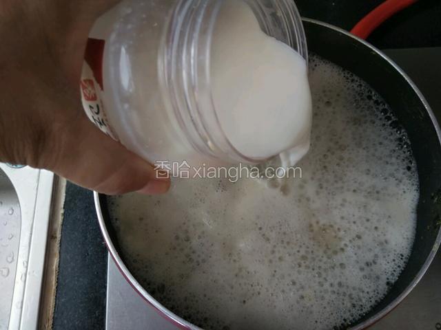 在将牛奶放进去，继续煮5分钟。
