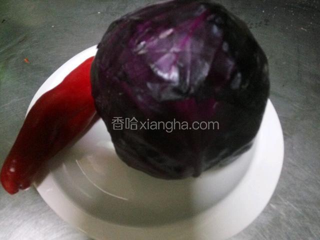 准备食材。把圣女果