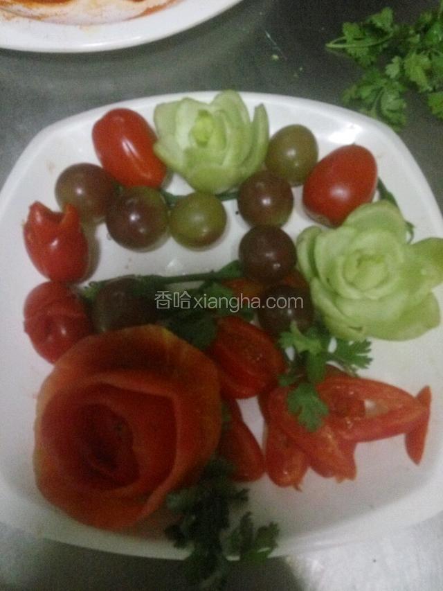 把蕃茄做成玫瑰花，圣女果改刀，葡萄一起备用。
