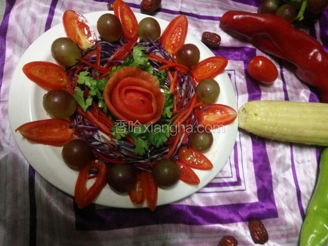 再摆上圣女果，葡萄装饰一下。
