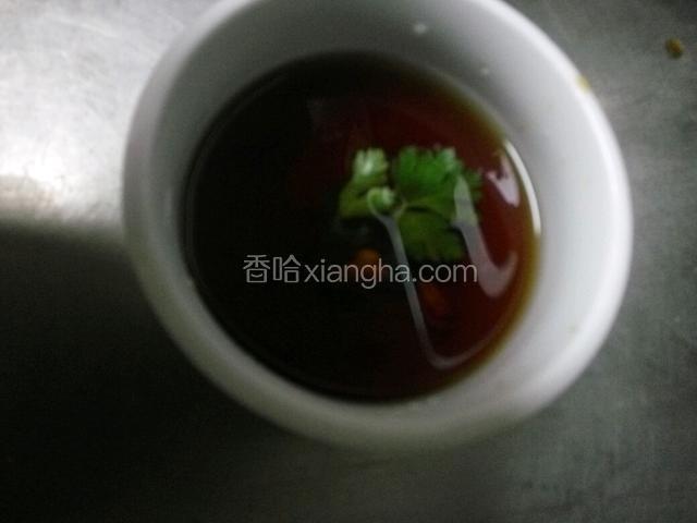 把盐，味精，香醋，香油，蒜蓉调成汁。