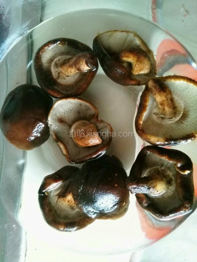 焯好水的香菇捞出过凉水