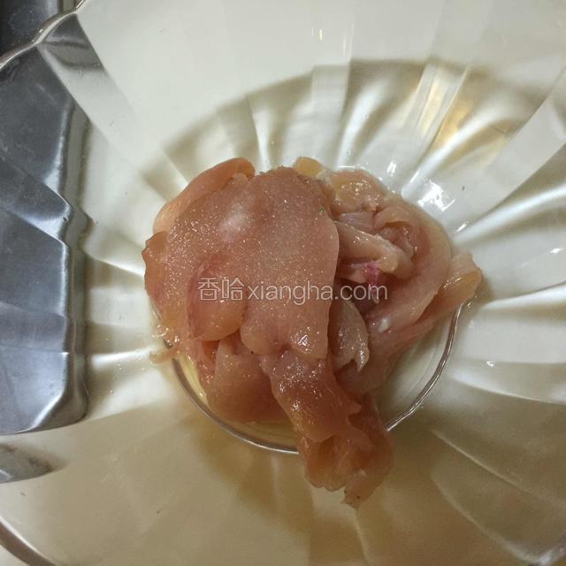 鸡胸肉洗净去筋，切成薄片，放入少量料酒和白糖腌制一会，白糖提鲜