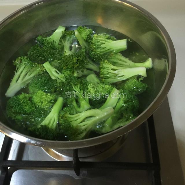 西兰花放入加了盐的开水中焯烫一下，取出过水控干水分