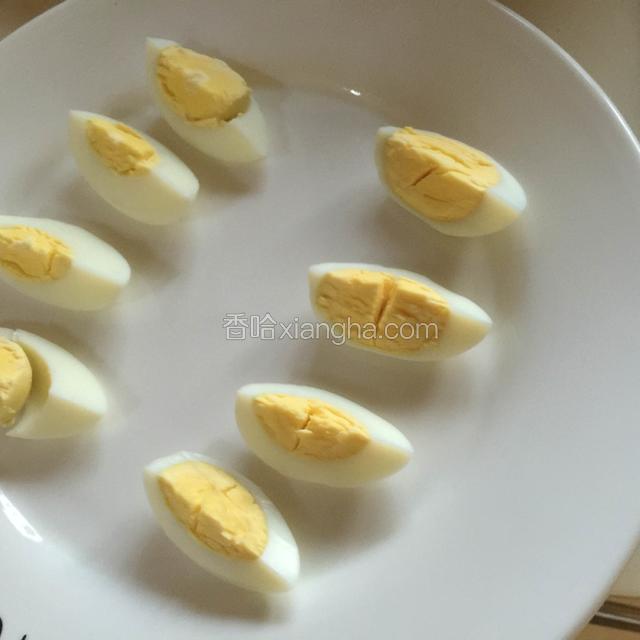 鸡蛋去皮，一个切成四瓣，