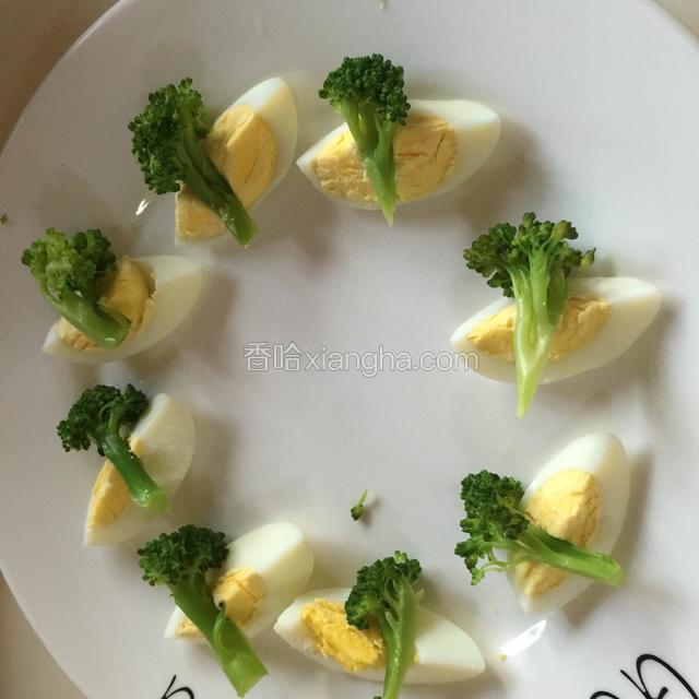 每个鸡蛋瓣上放上一朵西兰花