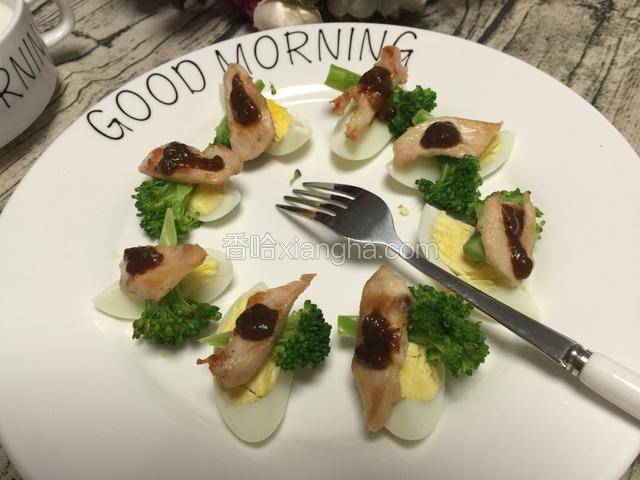 在每片鸡胸肉上放上适量的黑胡椒酱即可享用